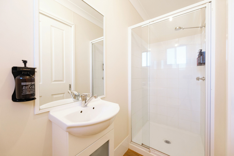 Bathroom 4, Tamworth Holiday Park, Tamworth Regional - Pt A