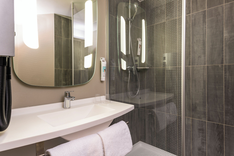 Bathroom 4, ibis Amsterdam Centre, Amsterdam