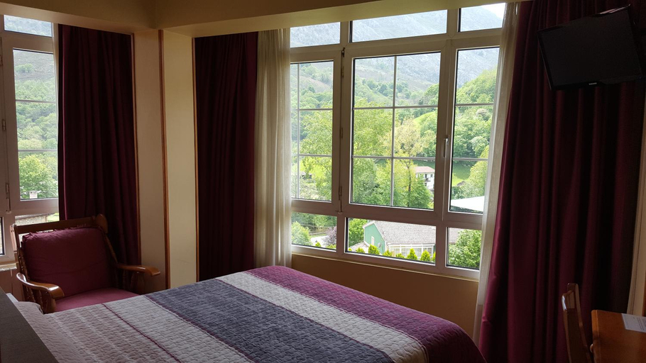 Bedroom 3, Naranjo de Bulnes, Asturias