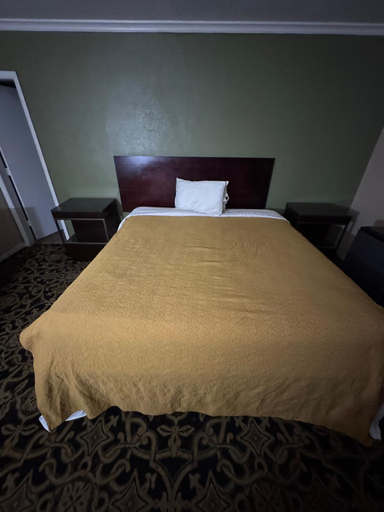 Bedroom 3, Holiday Motel, Franklin