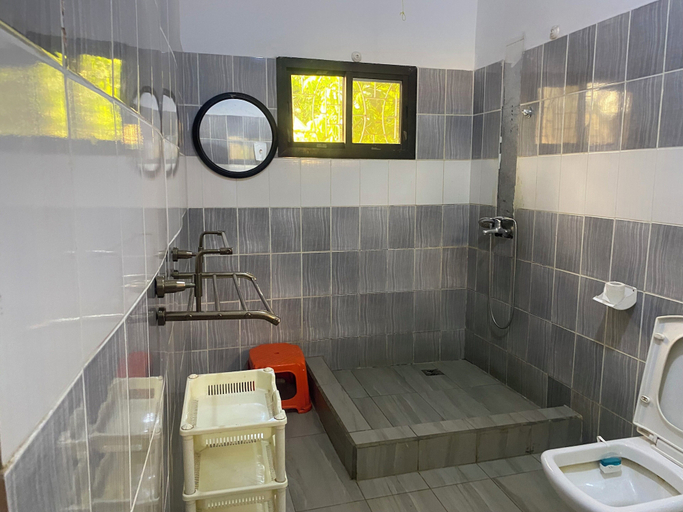 Bathroom 3, Pension Les Palmiers, Conakry