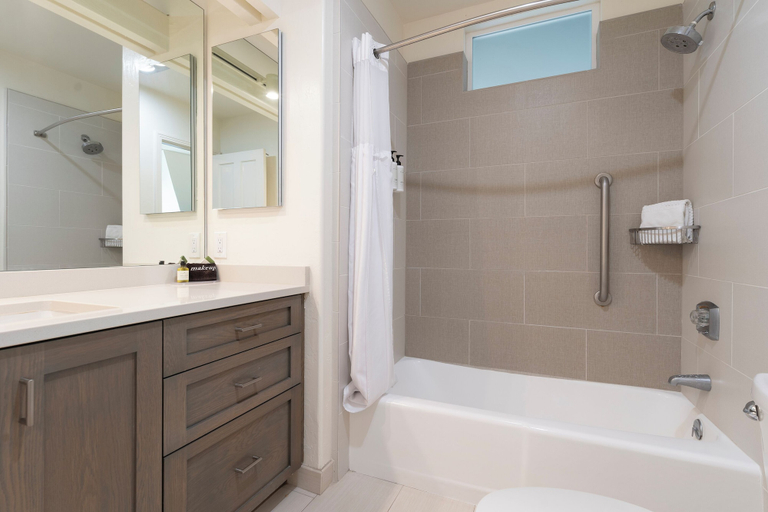 Bathroom 5, Wave Crest Resort, San Diego