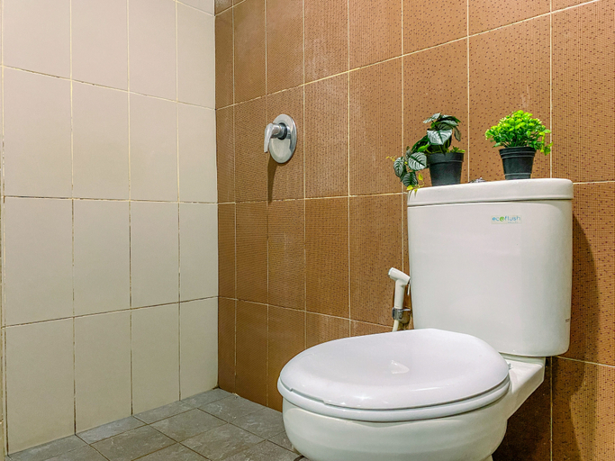 Bathroom 5, Cozy and Elegant 1BR @ Atlanta Residences By Travelio, Depok