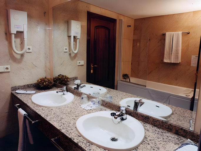Bathroom 4, San Antonio Hotel, Albacete