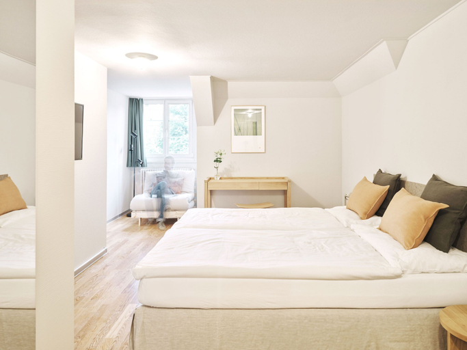 Bedroom 3, Hotel Murten, Lac