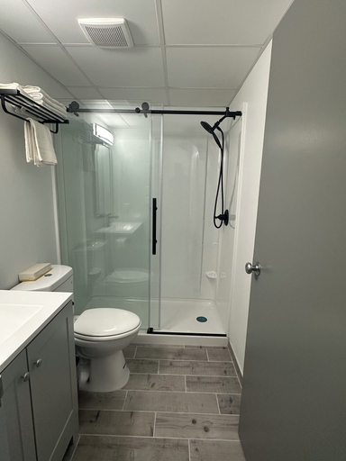 Bathroom 3, Lancaster Lincoln Inn, Lancaster