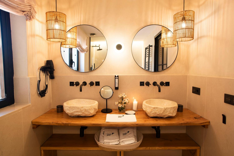 Bathroom 4, Habitat Ciguena Negra, Cáceres