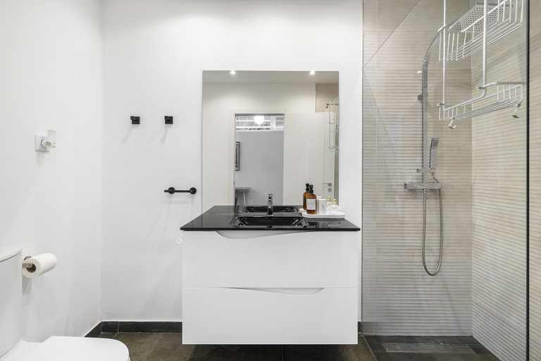 Bathroom 4, Suburban Serenity Family Home With Pool, Oeiras