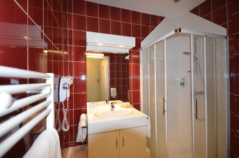 Bathroom 2, Hotel Poste et Champanne, Haute-Loire