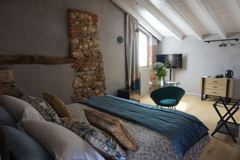 Bedroom 3, Decanter House, Novara