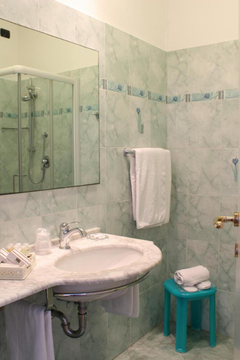 Bathroom 4, Hotel Belle Epoque, Imperia