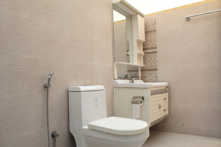 Bathroom 5, Silent Dunes Camp, Biddiya
