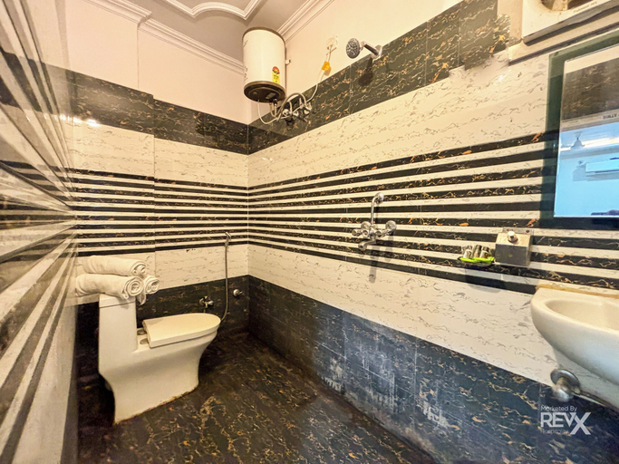 Bathroom 4, Hotel Diamond Palace, Varanasi