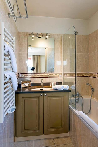 Bathroom 5, La Closerie SPA & Residence Hotel, Calvados