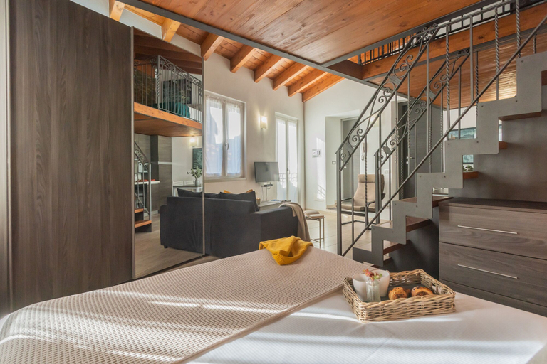 Room 5, Domus 4 in Como in Como, Como