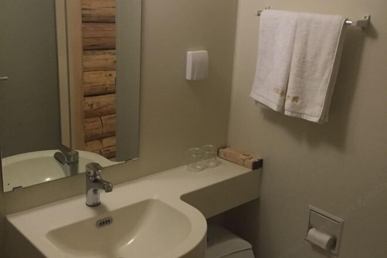 Bathroom 3, Mikuolu Manor, Hulunbuir