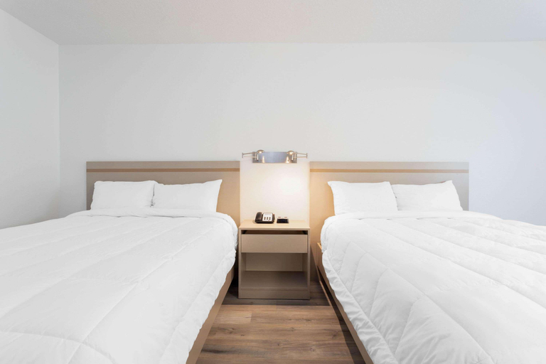 Bedroom 4, Travelodge by Wyndham Elkhart, Elkhart