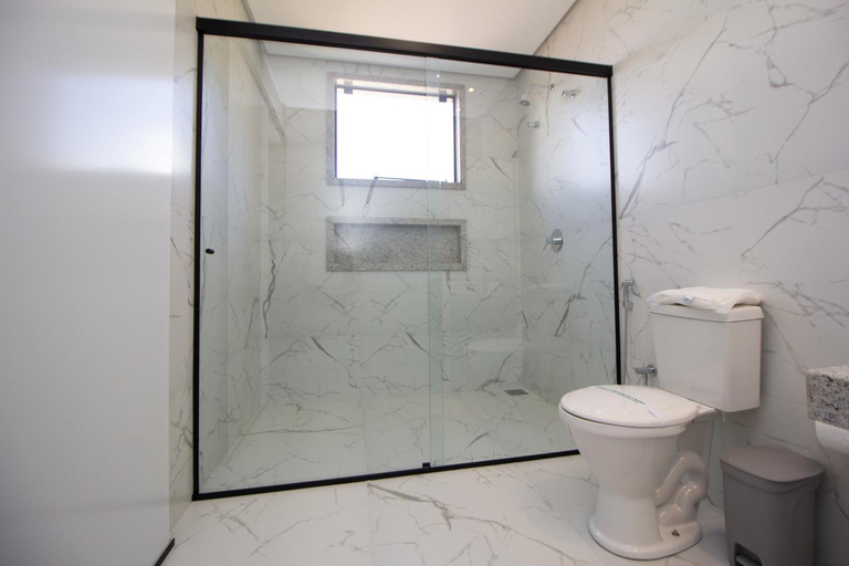 Bathroom 4, BellVille Pousada, Capitólio