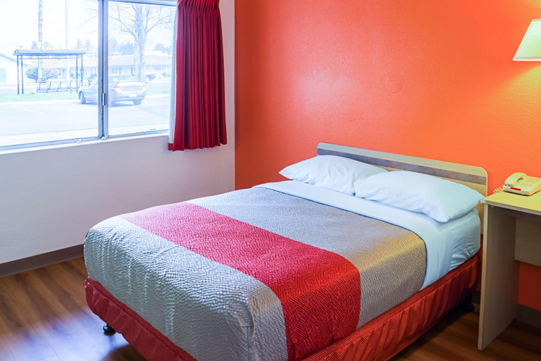 Bedroom 4, Motel 6 Porterville, CA, Tulare