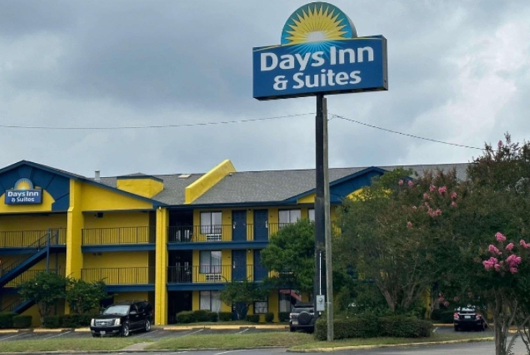 Exterior & Views 2, Days Inn & Suites by Wyndham Mobile, Mobile