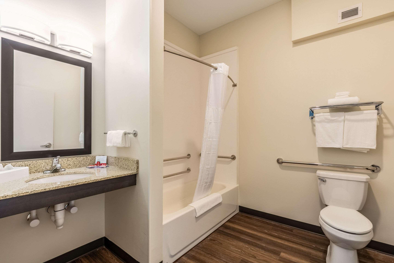 Bathroom 4, Econo Lodge Dayton North, Rhea