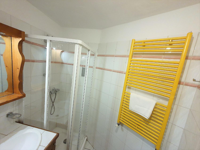 Bathroom 3, La Ginabelle – vue Mont Blanc avec piscine, Haute-Savoie