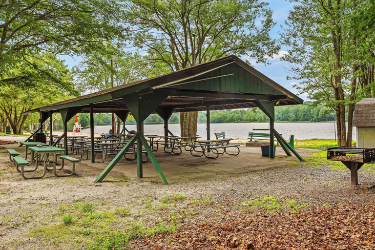 Others 5, Maple Oasis by Avantstay Newly Built w/ Hot Tub, Game Room & Fire Pit, Monroe