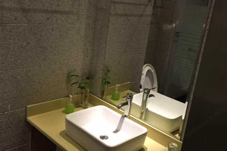 Bathroom 3, Yuanye Express Hotel (Yuanyuan Building), Hangzhou
