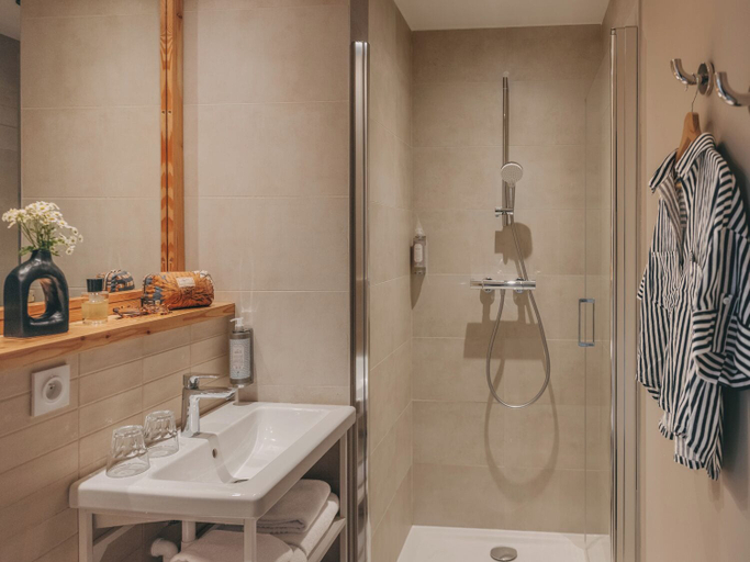 Bathroom 3, Hôtel Le Bout du Parc, Yvelines