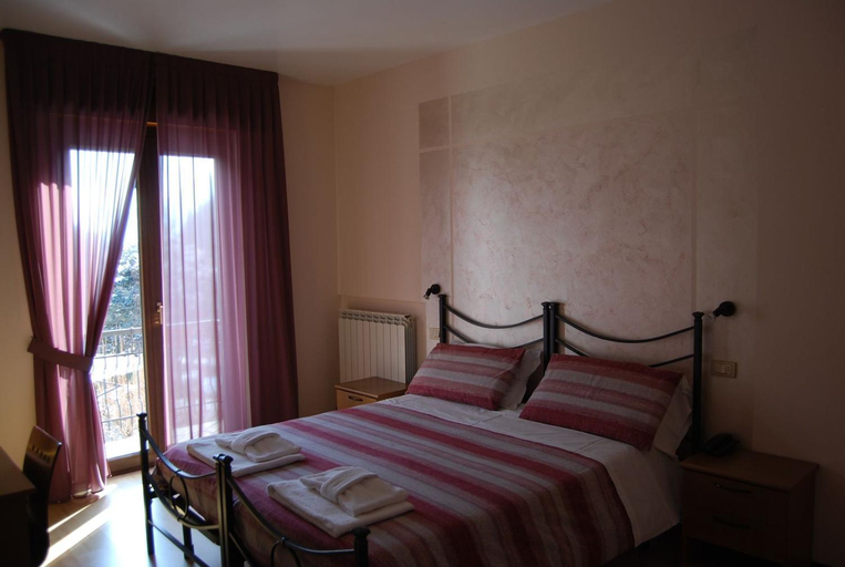 Bedroom 2, Hotel Iscla, Brescia