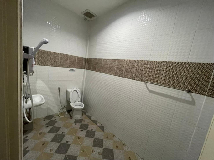 Bathroom 3, โรงแรมสบายดีรีสอร์ท, Tha Bo