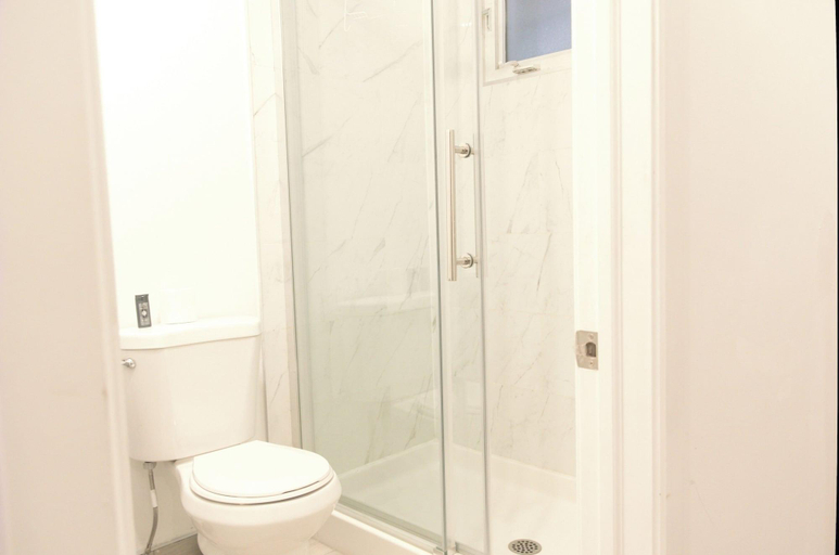 Bathroom 4, Hotel Mini, Montréal