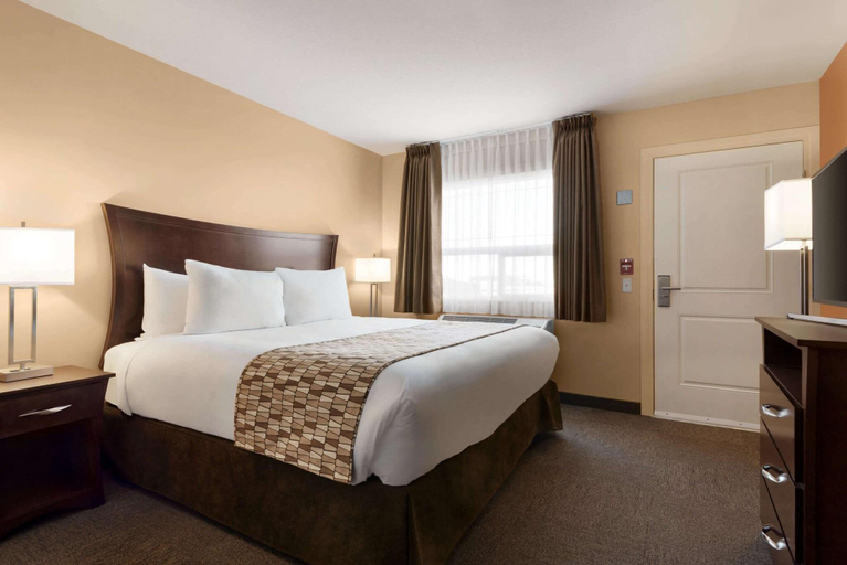 Bedroom 3, Travelodge by Wyndham Pincher Creek, Division No. 3