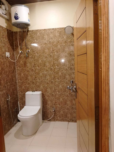 Bathroom, Himalayan View stay, Dehradun
