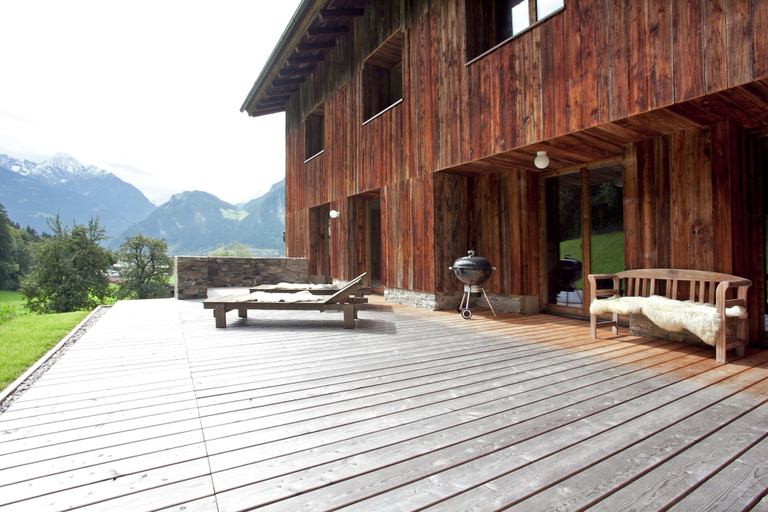 Balcony 5, Grand Apartment in Mayrhofen With Infrared Sauna & Artistic Interiors, Schwaz