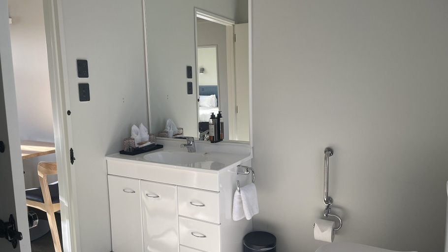 Bathroom 3, The Elmwood Motel, Christchurch