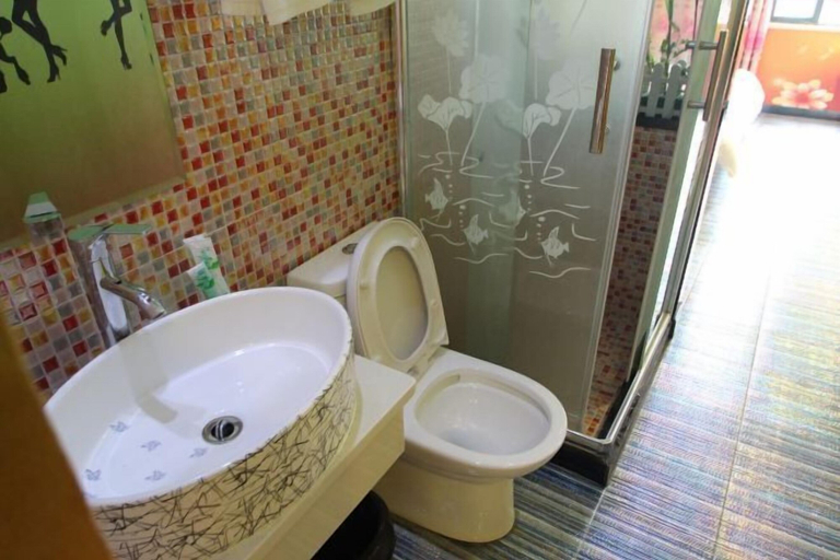 Bathroom 3, Shenli Hostel, Shanghai