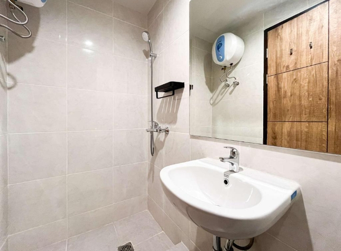 Bathroom 5, Delft Apartemen by Andi, Makassar