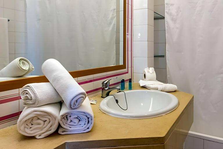 Bathroom 5, Apartamentos Turísticos Janelas do Mar, Albufeira