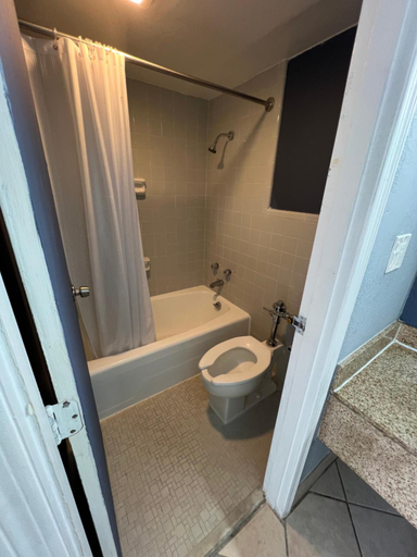 Bathroom 4, Crown Inn, Bartow