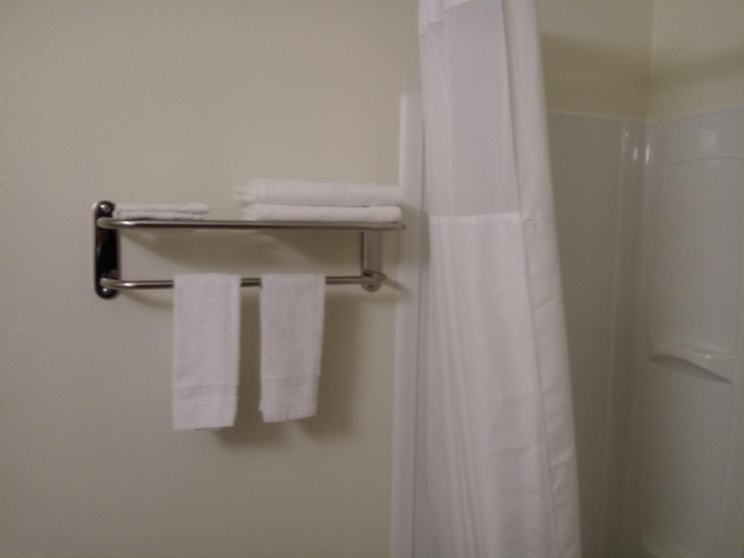 Bathroom 3, Super 8 by Wyndham Lynnwood, Snohomish