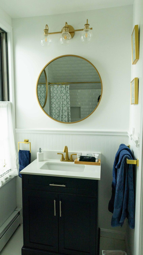 Bathroom 3, Old Town Inn, Washington