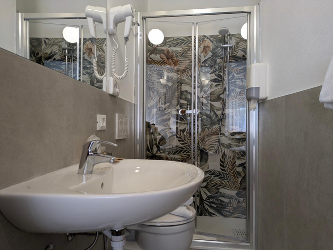 Bathroom 3, Piccolo Hotel, Verona