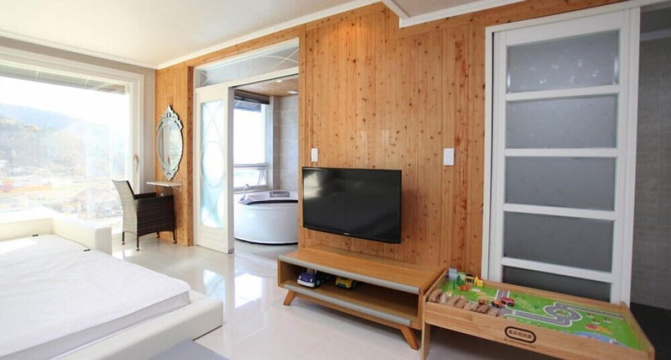 Bedroom 2, Pygmalion pension, Namhae