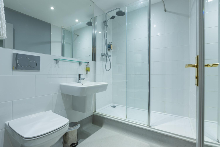 Bathroom 3, The Blue Boar - Maldon, Essex