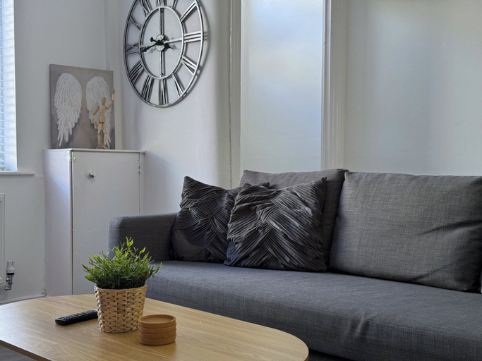 Living area 3, Modern Spacious 2 br House in Leigh, Free Parking, Wigan