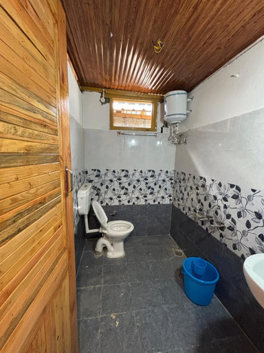 Bathroom 3, Moksha Cafe & Cottages, Kullu