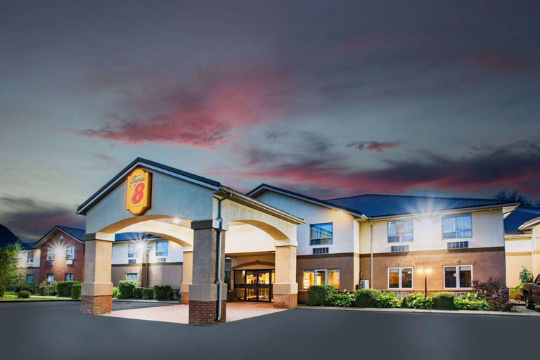 Exterior & Views 2, Super 8 by Wyndham Cornwall, Stormont, Dundas and Glengarry