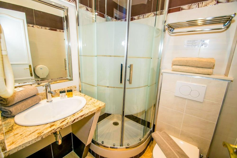 Bathroom 4, Hôtel Parisien, Alpes-Maritimes