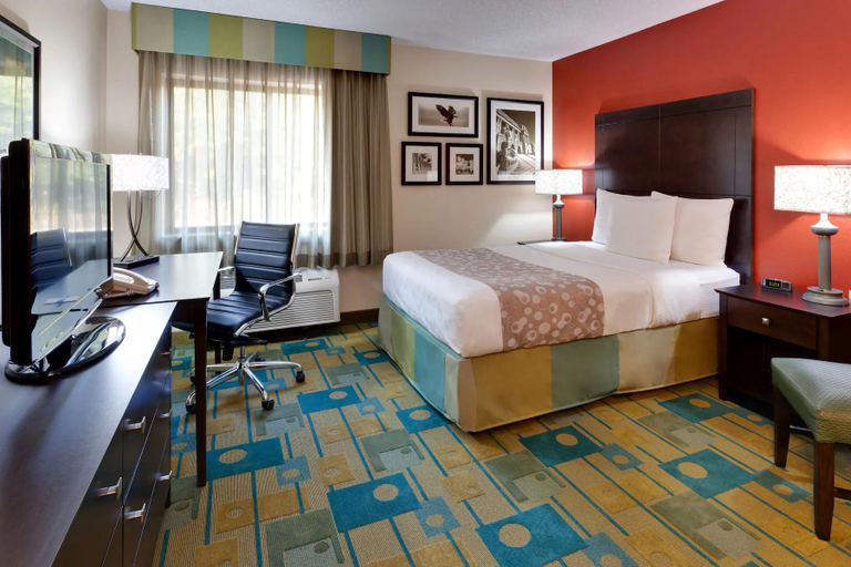 Bedroom, La Quinta Inn Suites By Wyndham Plattsburgh, Clinton